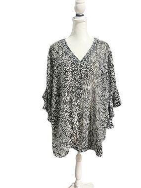 Vince Camuto Black and White Abstract Leaf Top